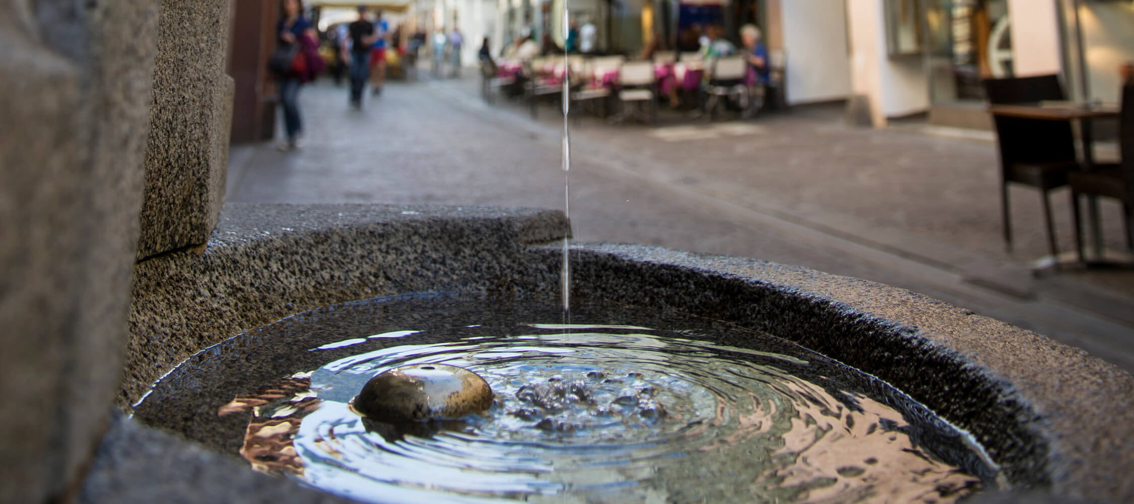 Italien-Trentino_Suedtirol_Alto_Adige_Merano_Meran_Wellness_Wasser_Brunnen_Altstadt_Lauben_Kurverwaltung-Alex-Filz_mgm01151kume_2250x1000