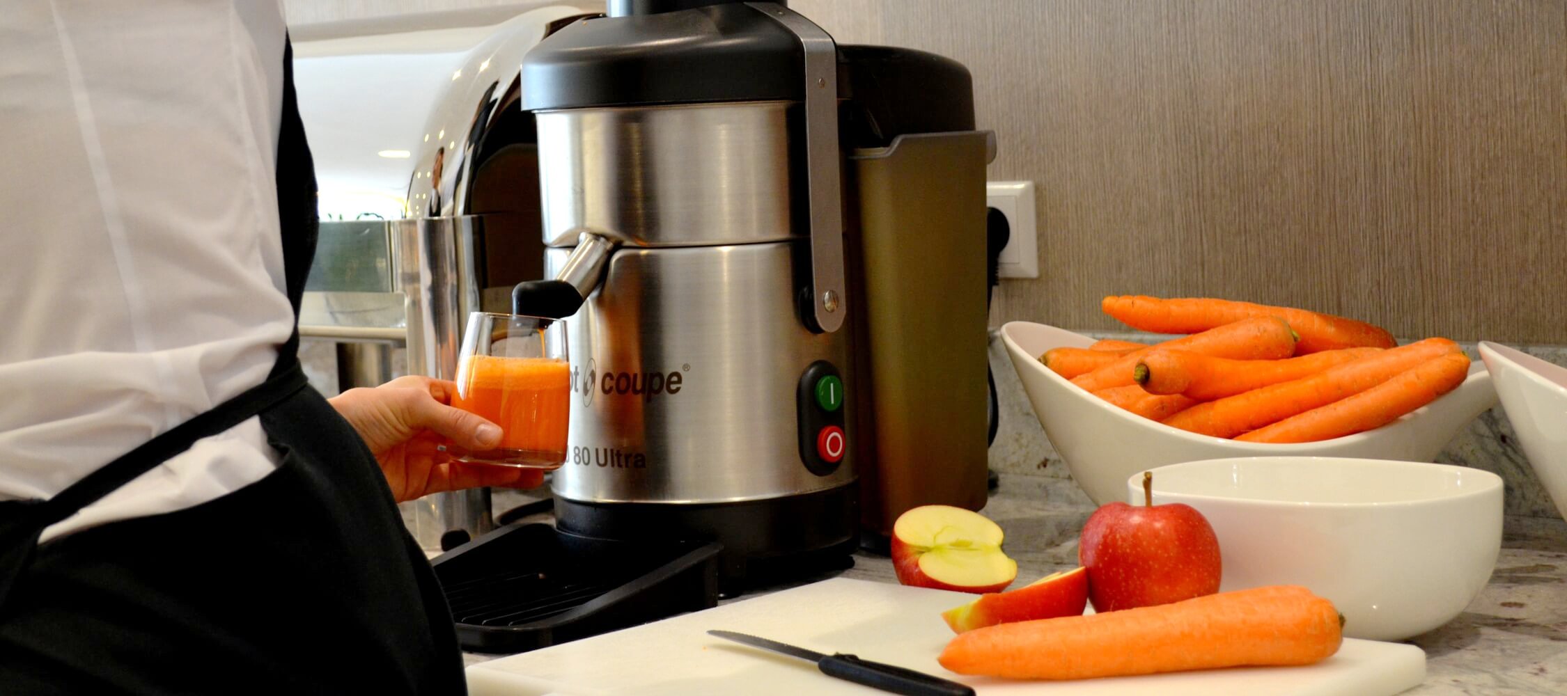 City_Hotel_Merano_Restaurant_Breakfast_Buffet_Fruehstueck_Essen_Obst_Smoothies_Saft_Saftpresse_DSC_0363_2250x1000
