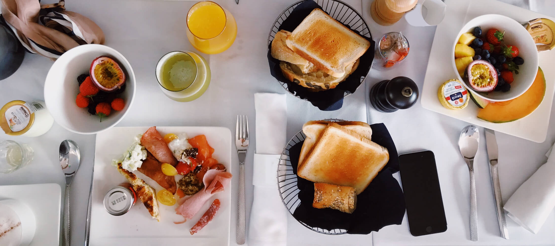 City_Hotel_Merano_Restaurant_Breakfast_Buffet_Fruehstueck_Essen_Tisch_1426715_2250x1000