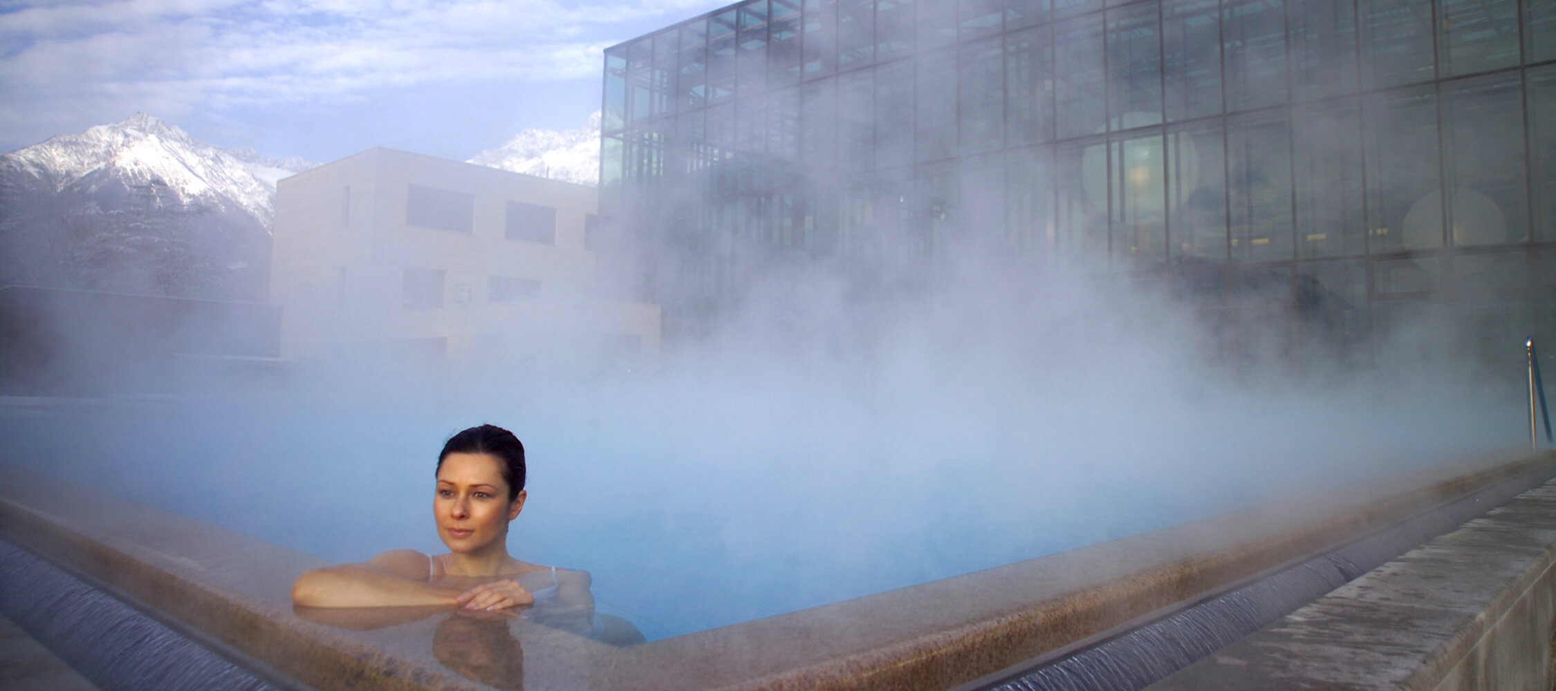 Italien-Trentino_Suedtirol_Alto_Adige_Merano_Meran_Therme_Pool_Aussen_Fassade_Schwimmbad_Winter_Manuela_Prossliner_2250x1000