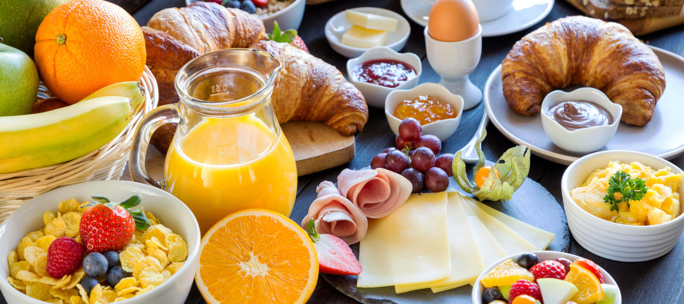 Hotel-Villa-Laurus-Merano-Restaurant-Breakfast-Buffet-Fruehstueck-Essen-Buffet-194313899_2-L-2250x1000