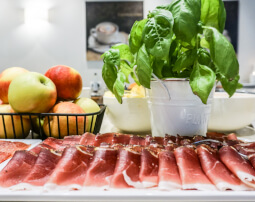 Hotel-Villa-Laurus-Merano-Restaurant-Breakfast-Buffet-Fruehstueck-Food-Aufschnitt-Obst-Anguane-05953-255x202