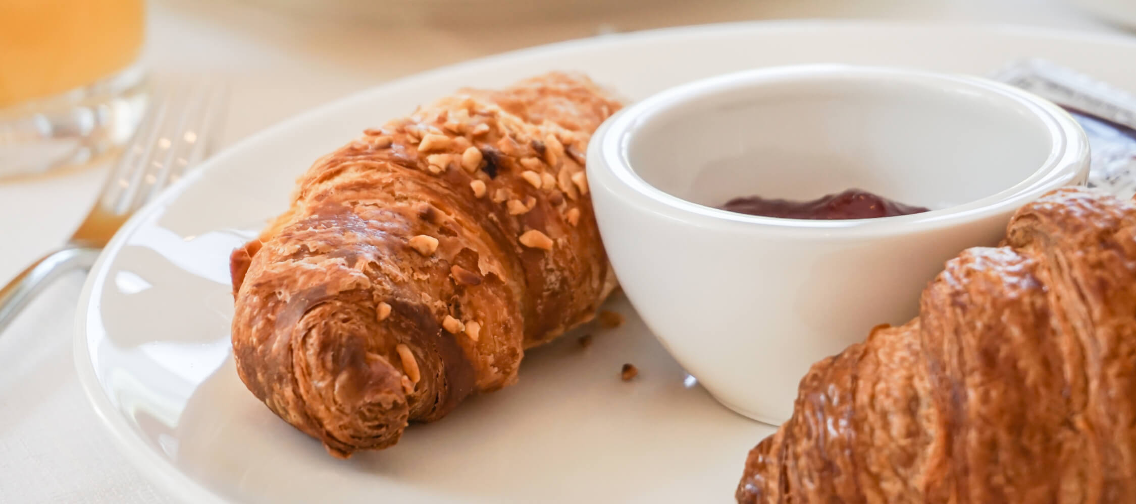 Hotel-Villa-Laurus-Merano-Restaurant-Breakfast-Buffet-Fruehstueck-Food-Sweets-Brioche-Anguane-05994-2250x1000