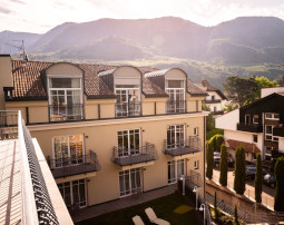 Hotel-Villa-Laurus-Merano-Aussen-Fassade-Balkone-Panorama-BeatricePilotto-L1410620_255x202