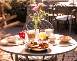 Hotel-Villa-Laurus-Merano-Restaurant-Breakfast-Fruehstueck-Tisch-Terrasse-BeatricePilotto-L1410501_255x202