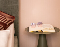 Hotel_Flora_Merano_Rooms_Suite_Tulpe_Schlafzimmer_Detail_BeatricePilotto_L1410410_255x202